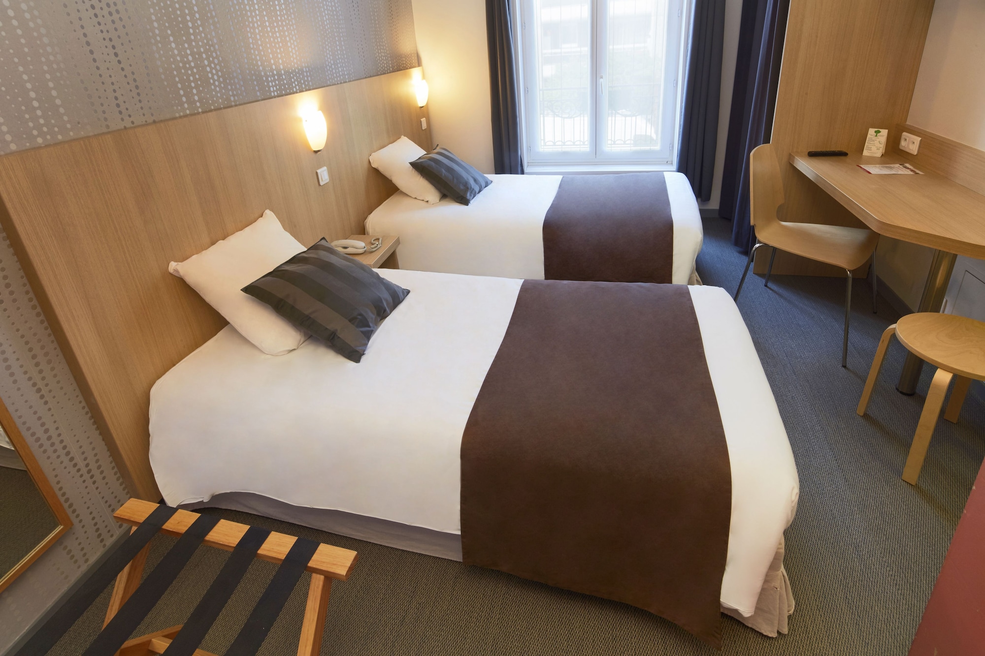 ROOM, TWIN BEDS