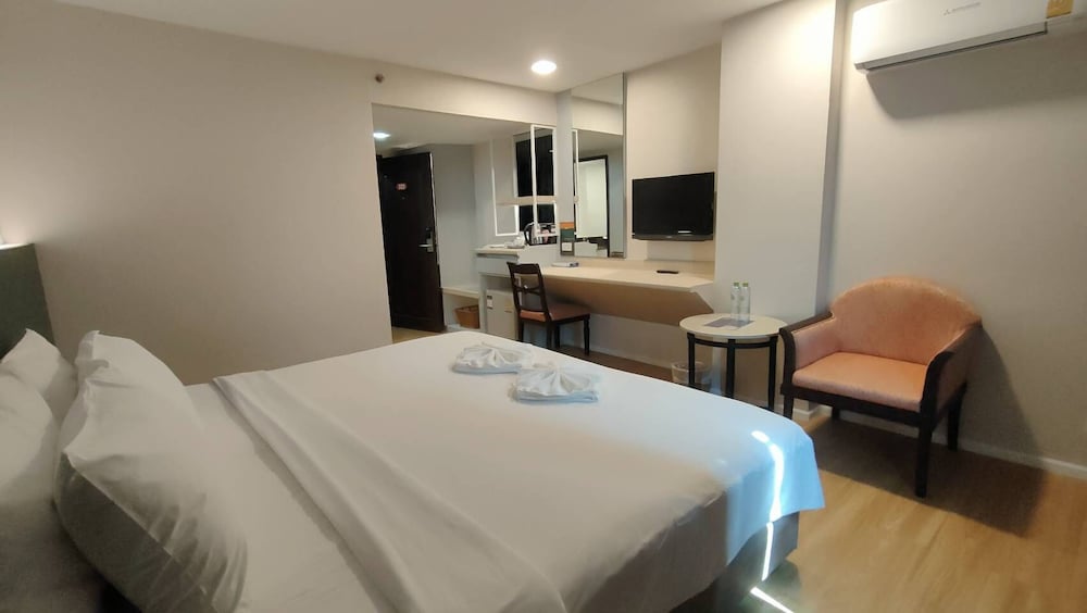 DELUXE, DOUBLE OR TWIN BED