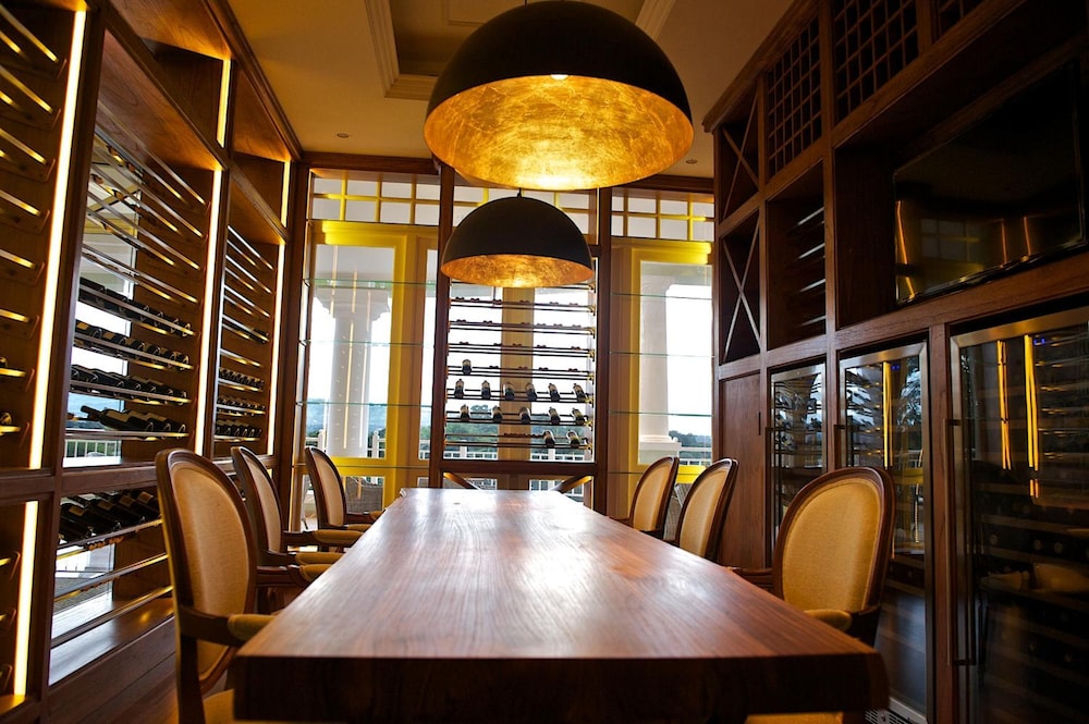 Hemingways Nairobi 38/54