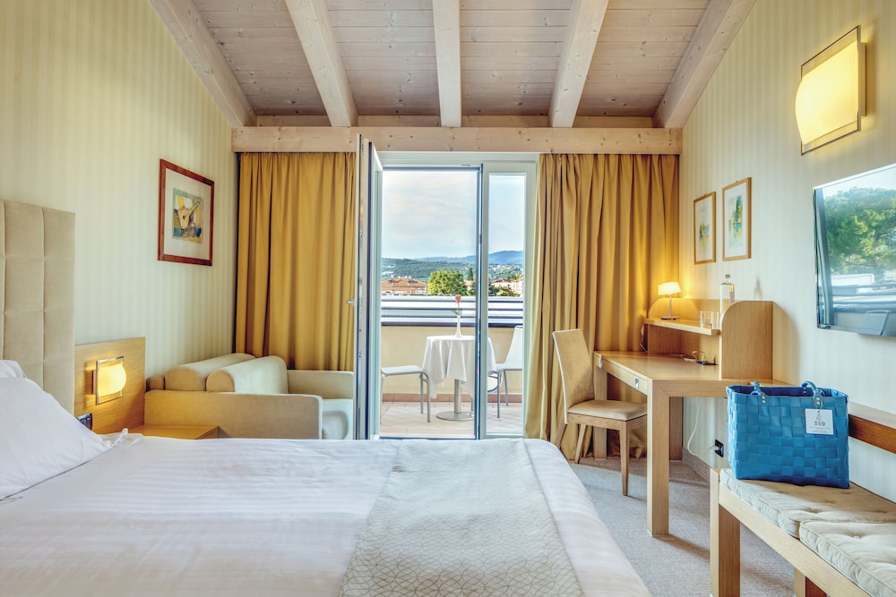 COMFORT, DOUBLE OR TWIN BED, BALCONY