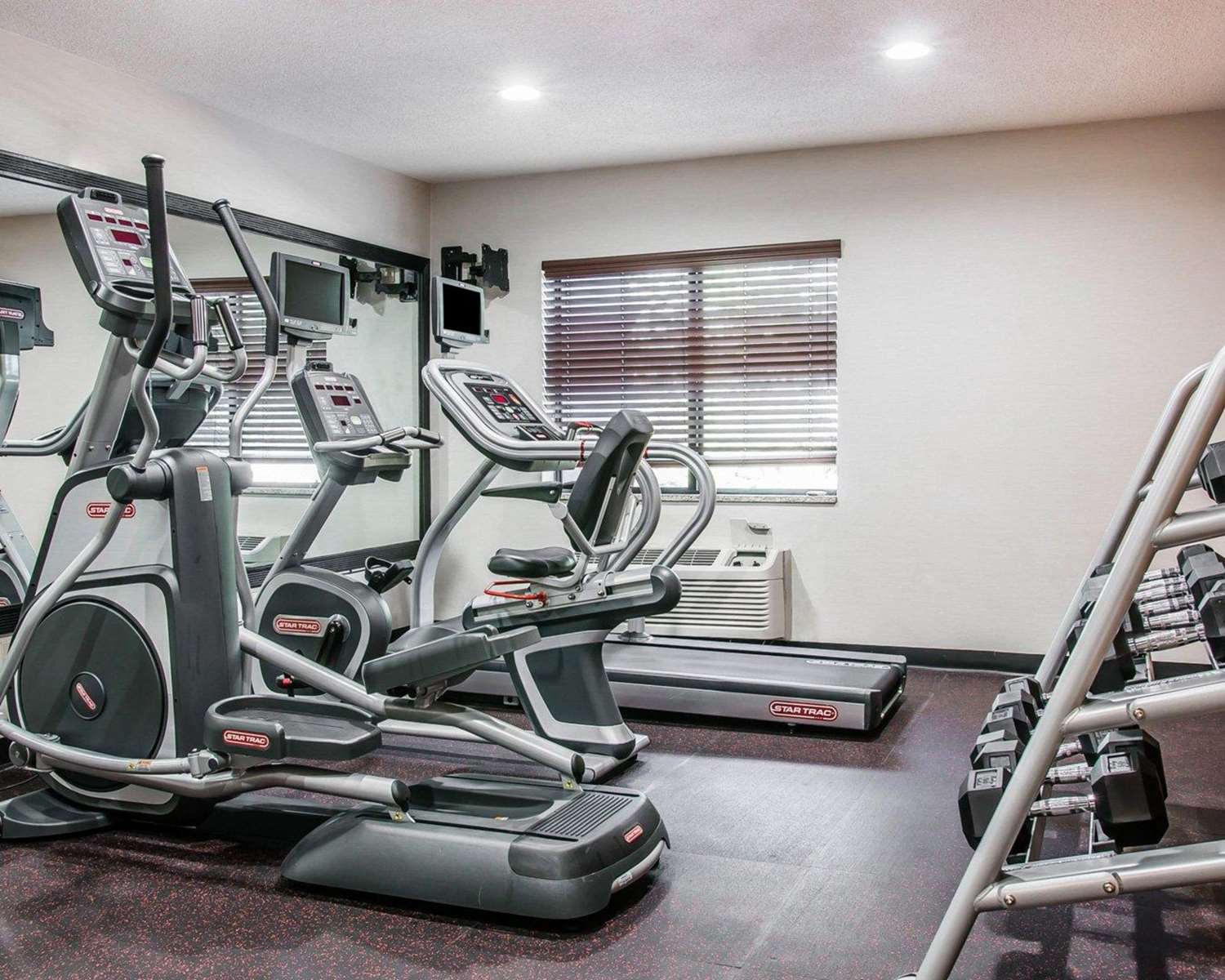Quality Inn & Suites Warren - Detroit 24/43