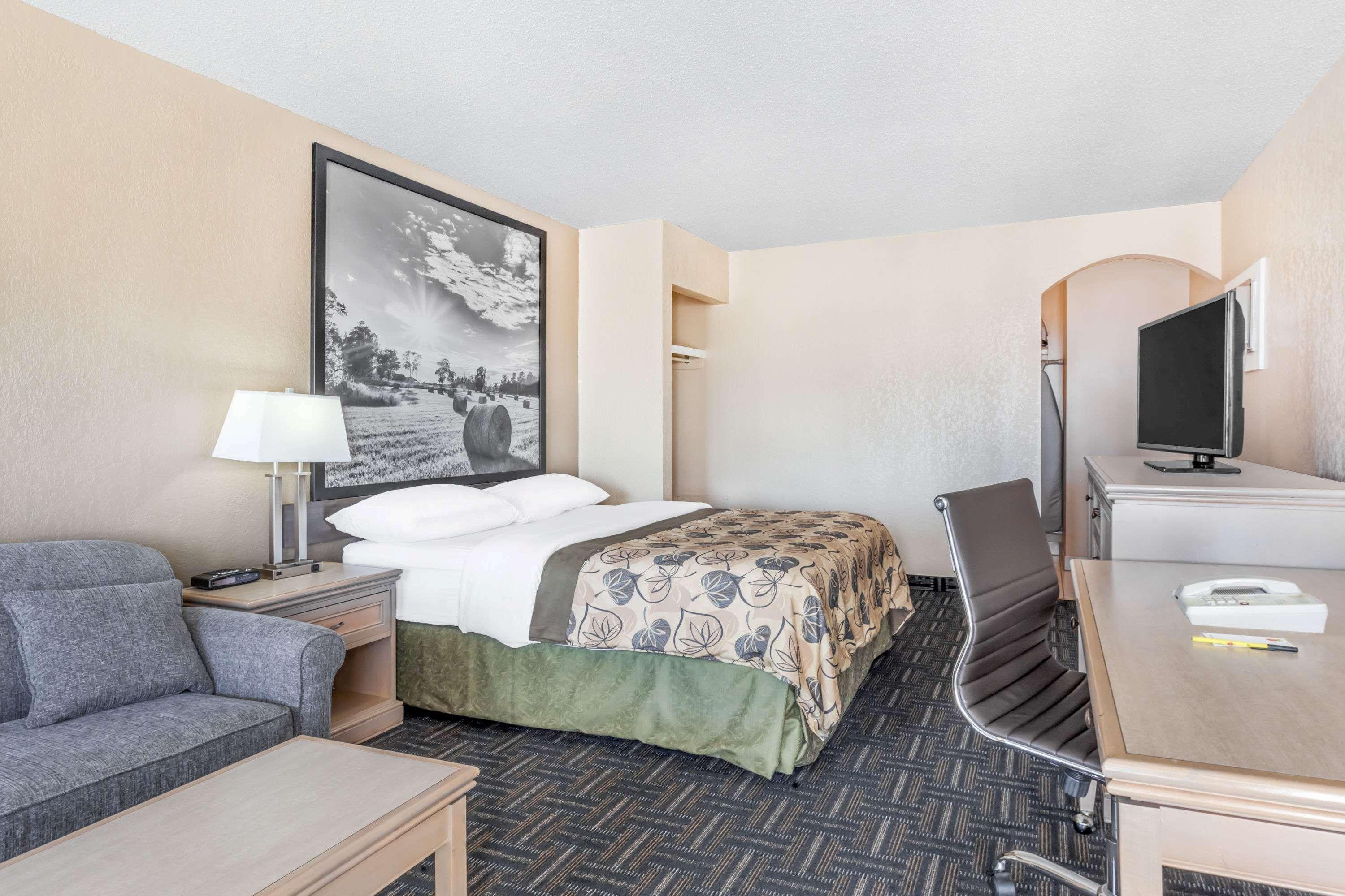 Super 8 By Wyndham Stettler 24/26