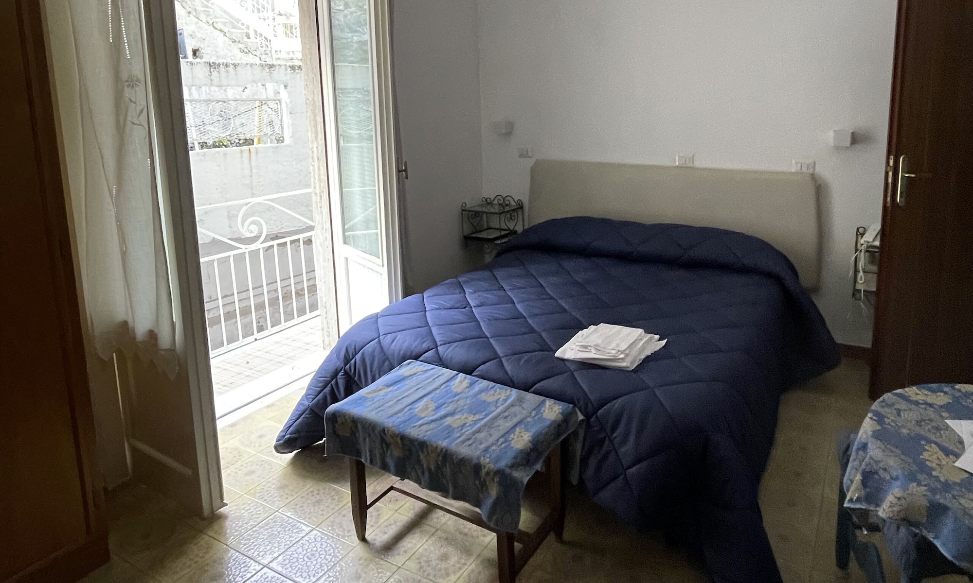 ROOM, SINGLE
