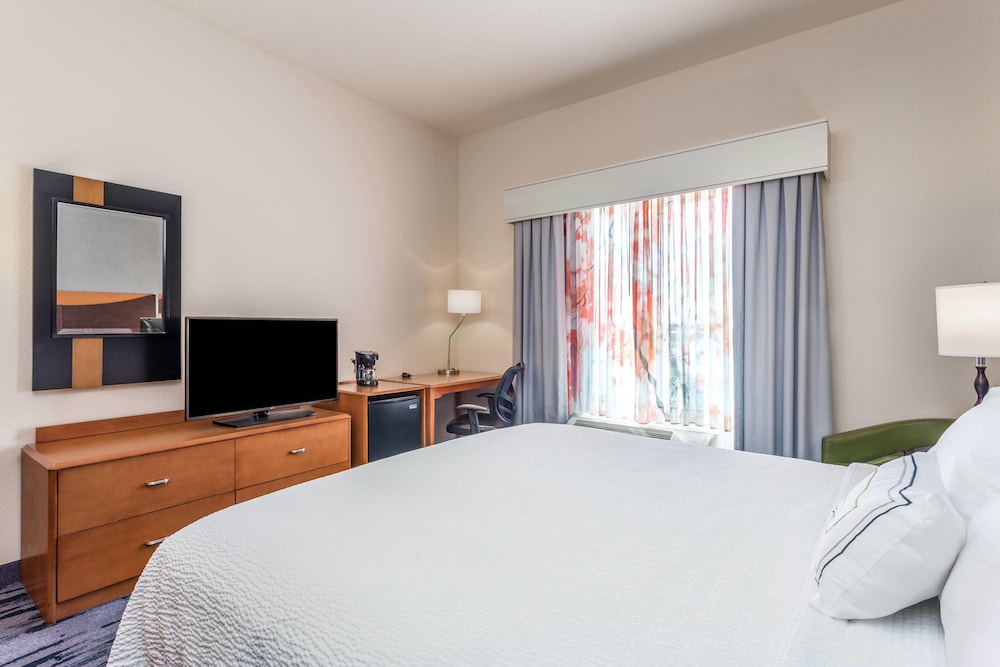 Fairfield Inn Suites by Marriott Madison East 14/35