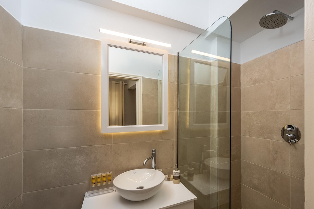 Maravelia Apartments 48/50