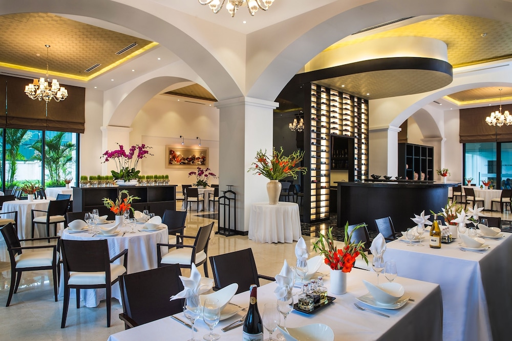 Elegant Suites Westlake 54/72