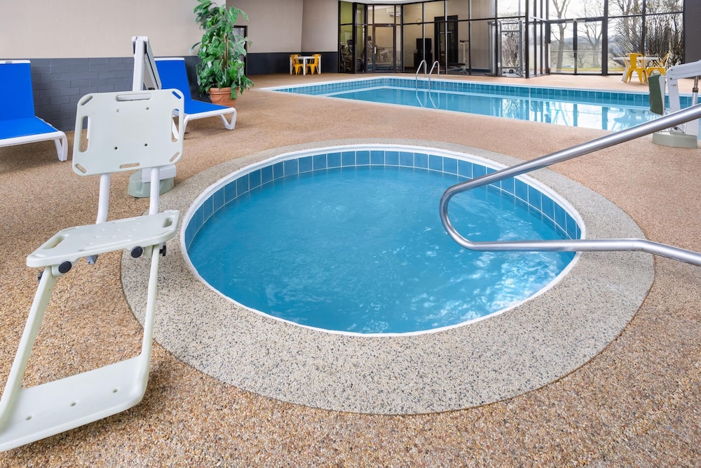 Wingate by Wyndham Cranberry 45/69