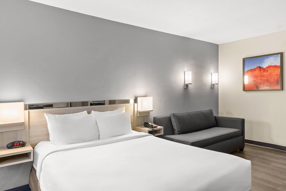 ROOM, QUEEN BED, ACCESSIBLE