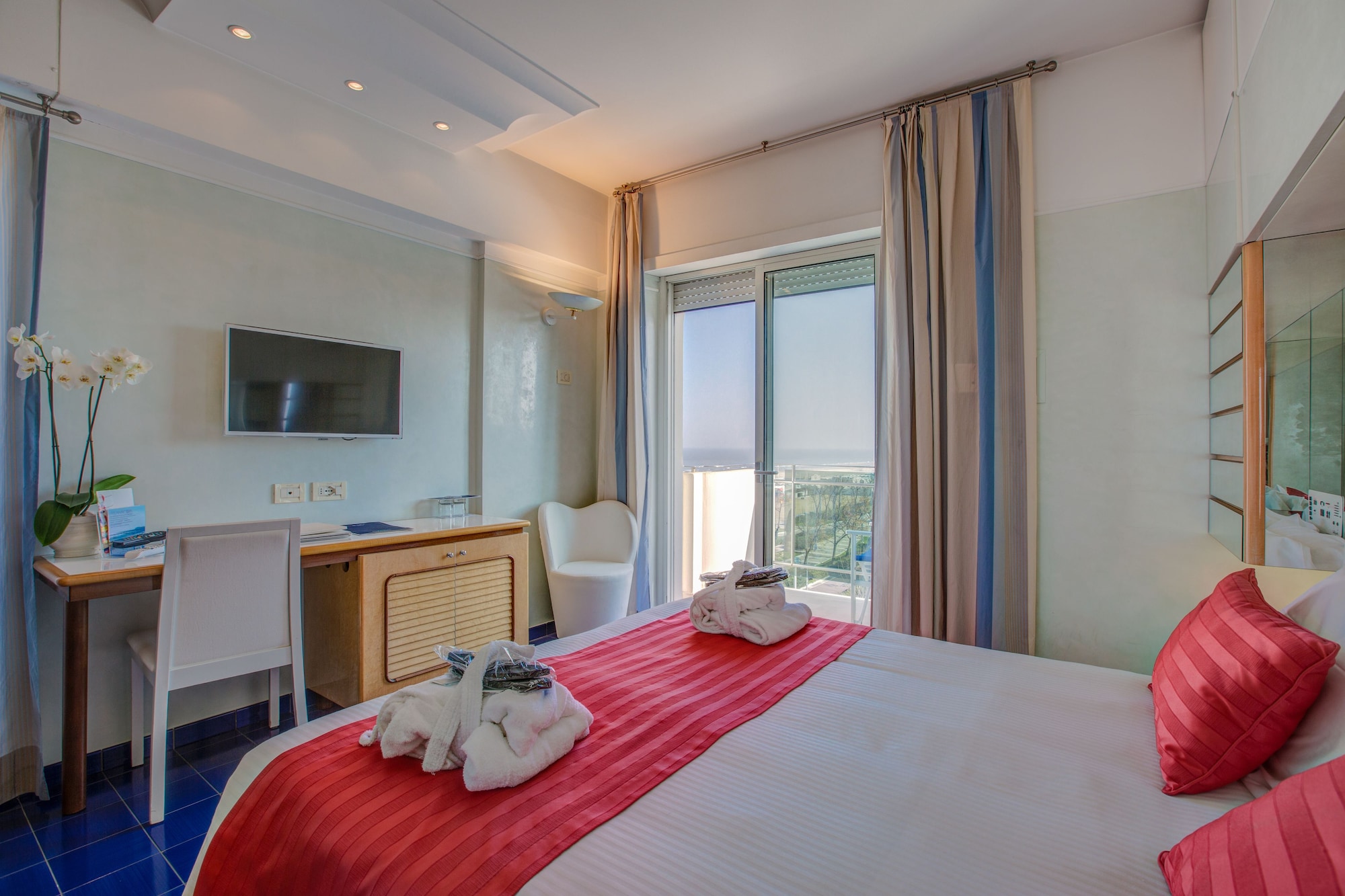 1 BEDROOM, SUPERIOR, DOUBLE OR TWIN BED, PARTIAL OCEAN VIEW