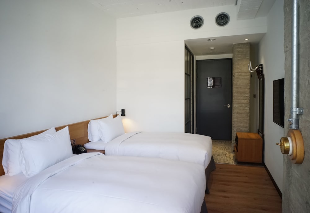 BlueSky Hotel 25/74