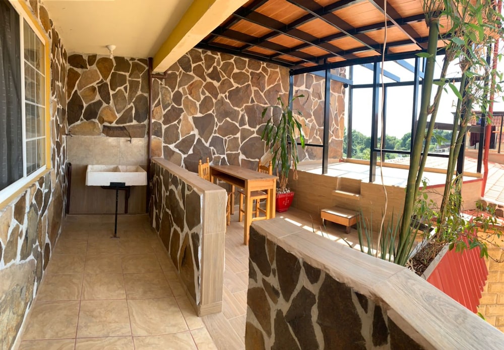 Hotel & Suites Cerro Rojo 50/68