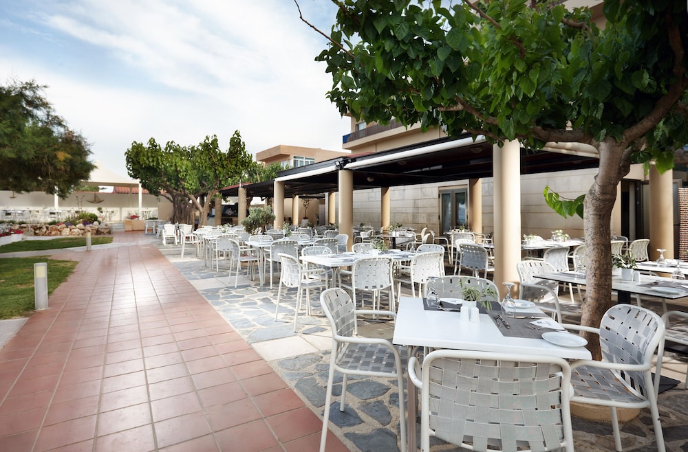 Giannoulis - Santa Marina Beach Hotel 58/77