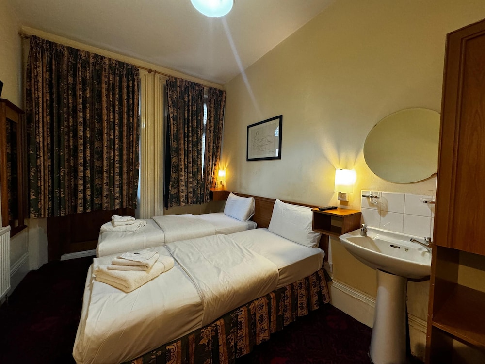 ROOM, TWIN BEDS, SHARED BATHROOM