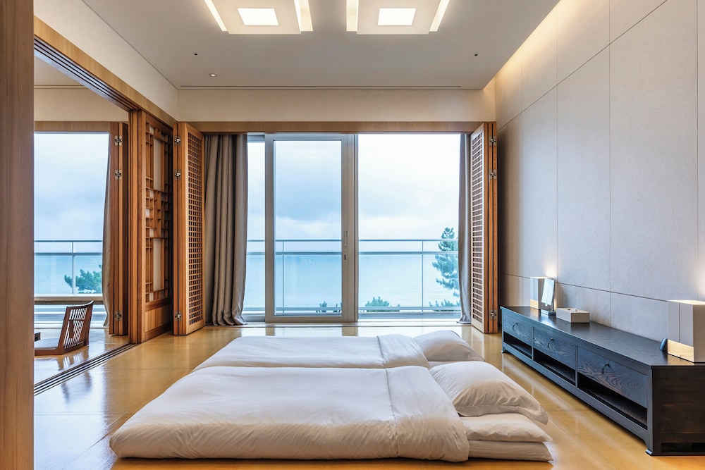 Korean, Suite, King Bed, Sauna, with Pool