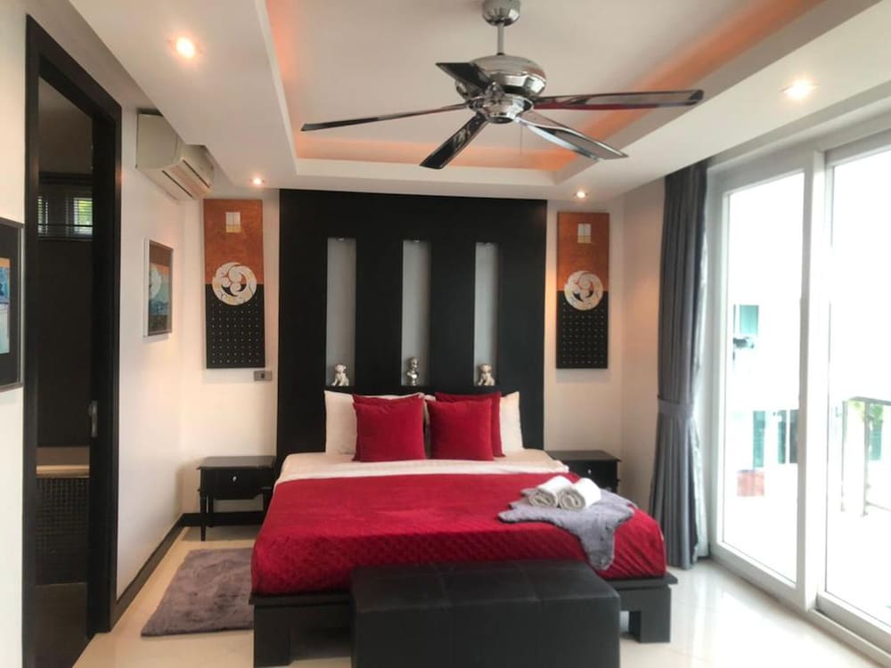 Hollywood Jomtien Beach 28/78
