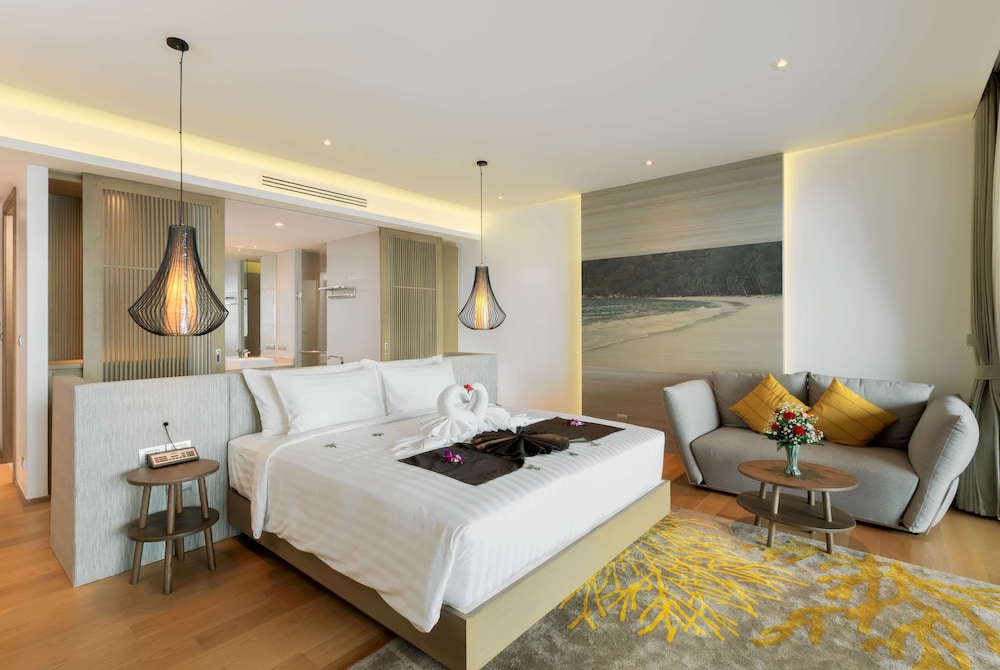 POOL, SUITE