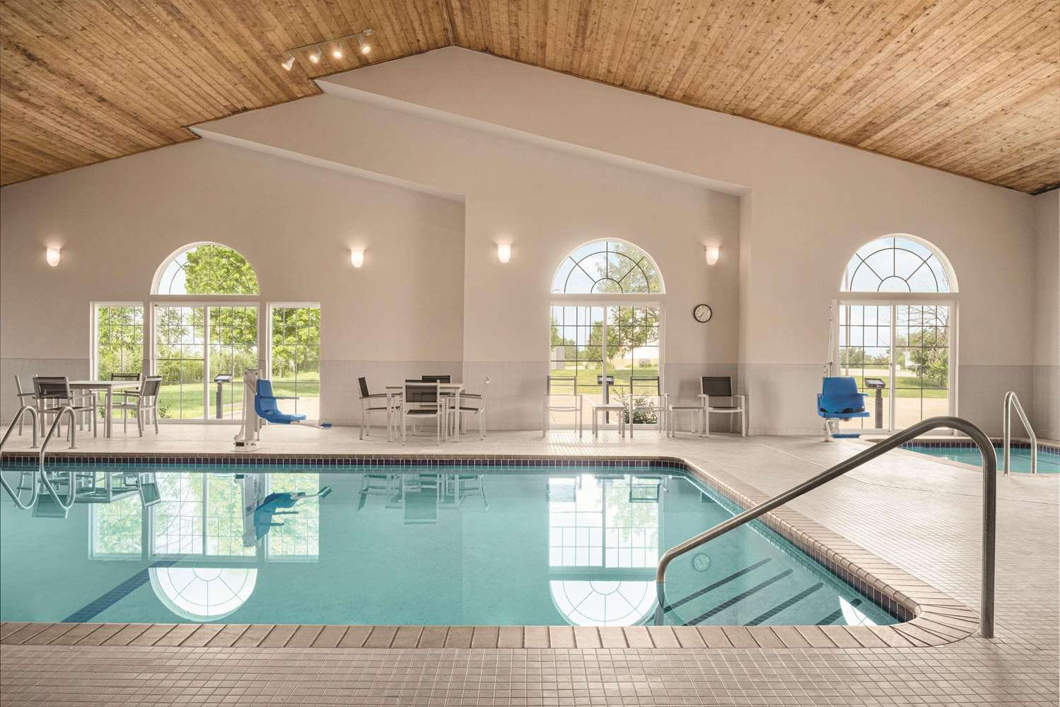 Country Inn & Suites by Radisson, Pella, IA 12/30