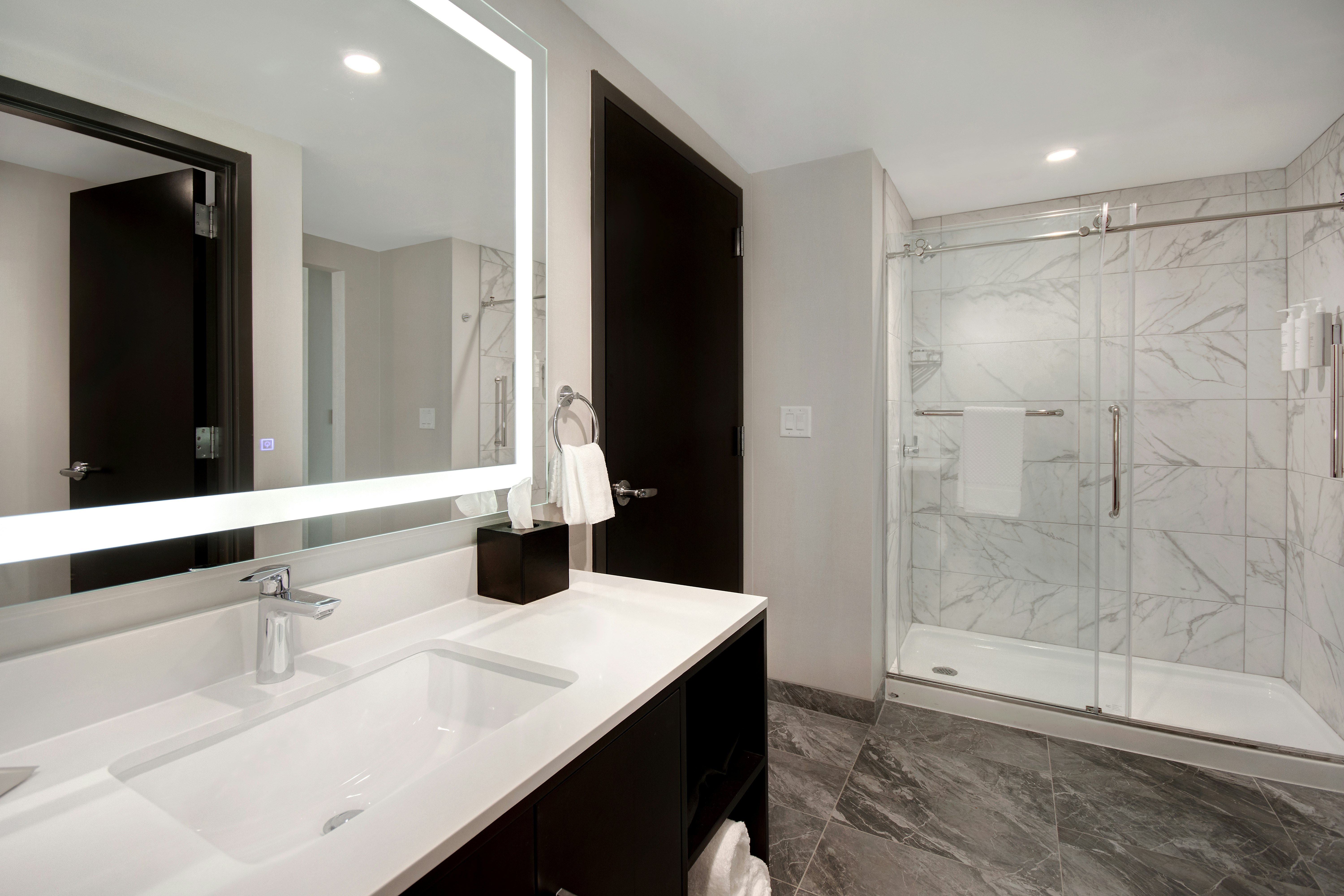 2 ROOMS, SUITE, KING BED, CORNER