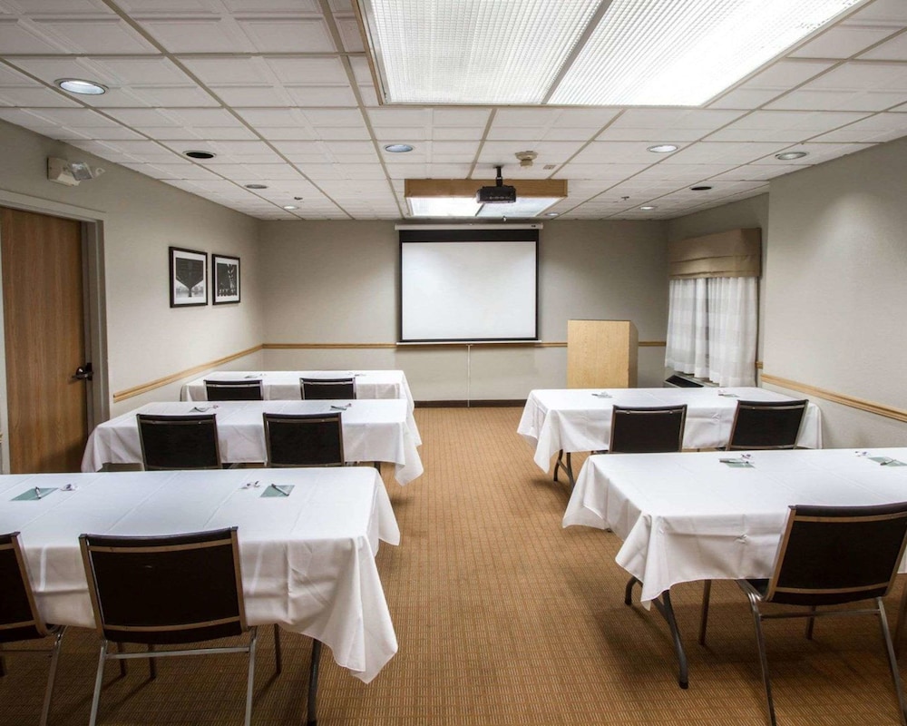 Sleep Inn Suites Buffalo Airport 48/63