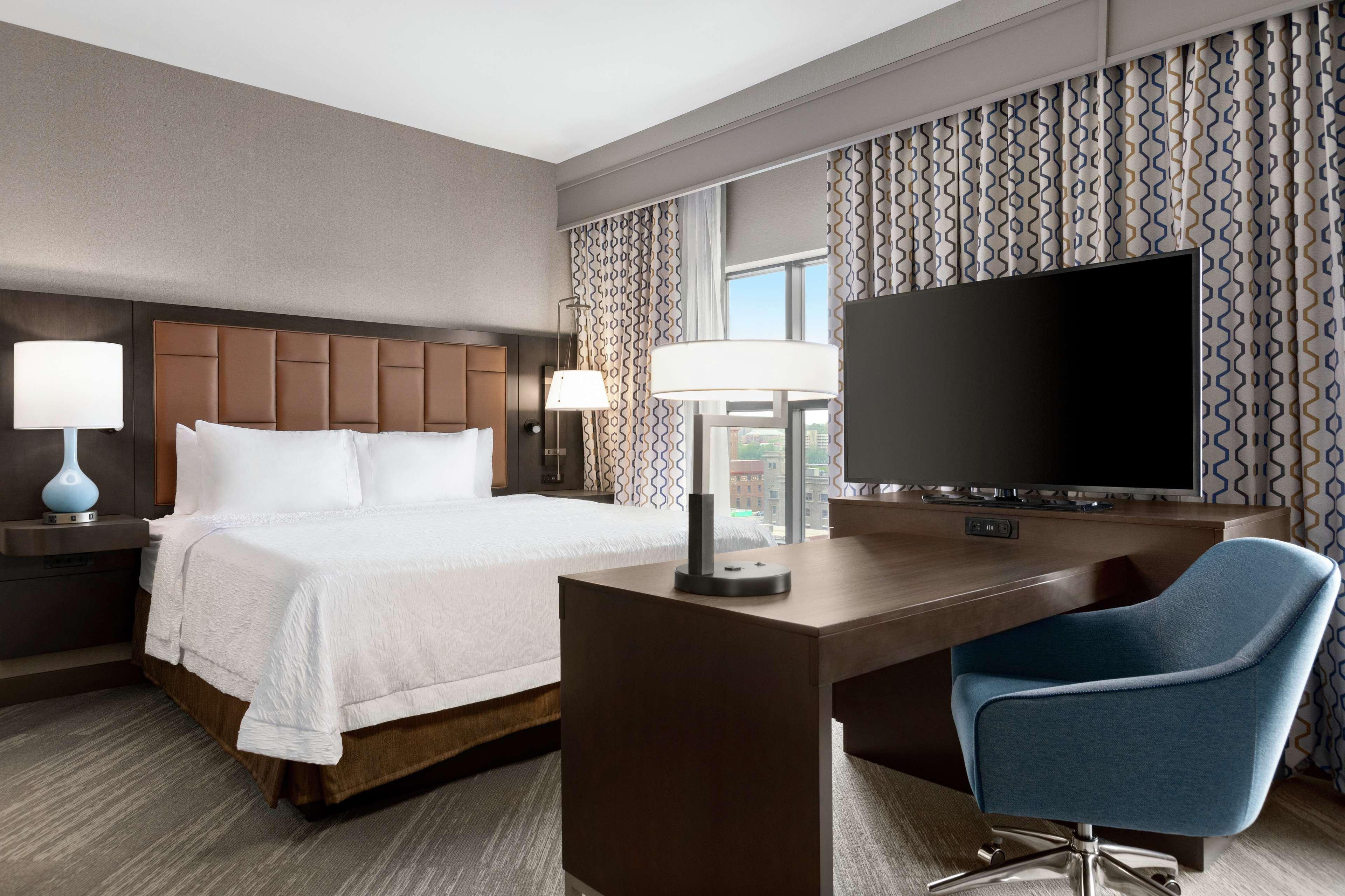 STUDIO, SUITE, KING BED