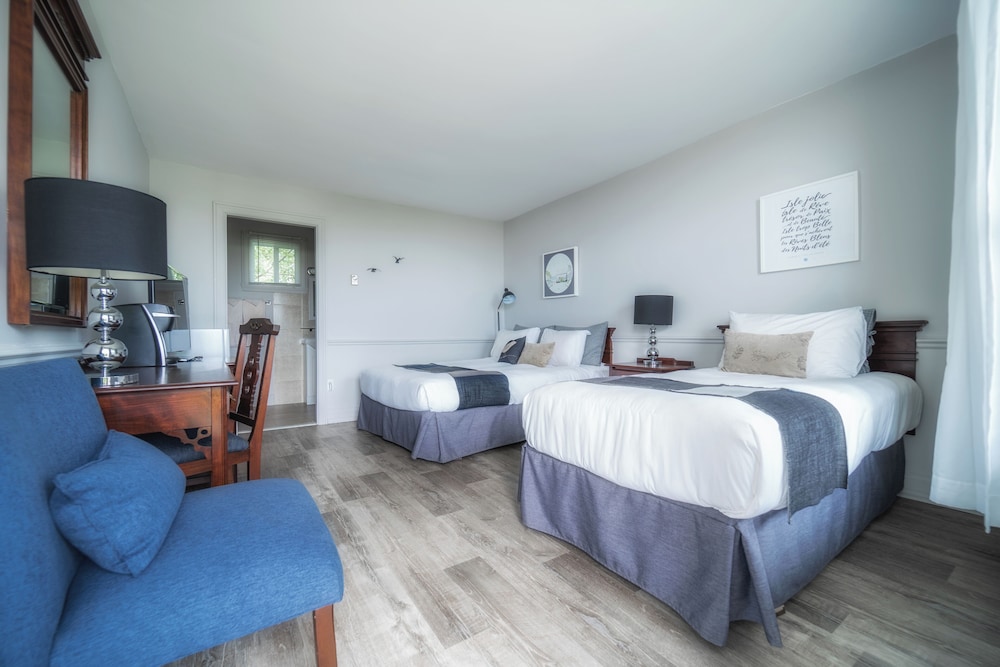 Room, Triple, 1 Queen and 1 Single Bed, Sea View, Pool Access