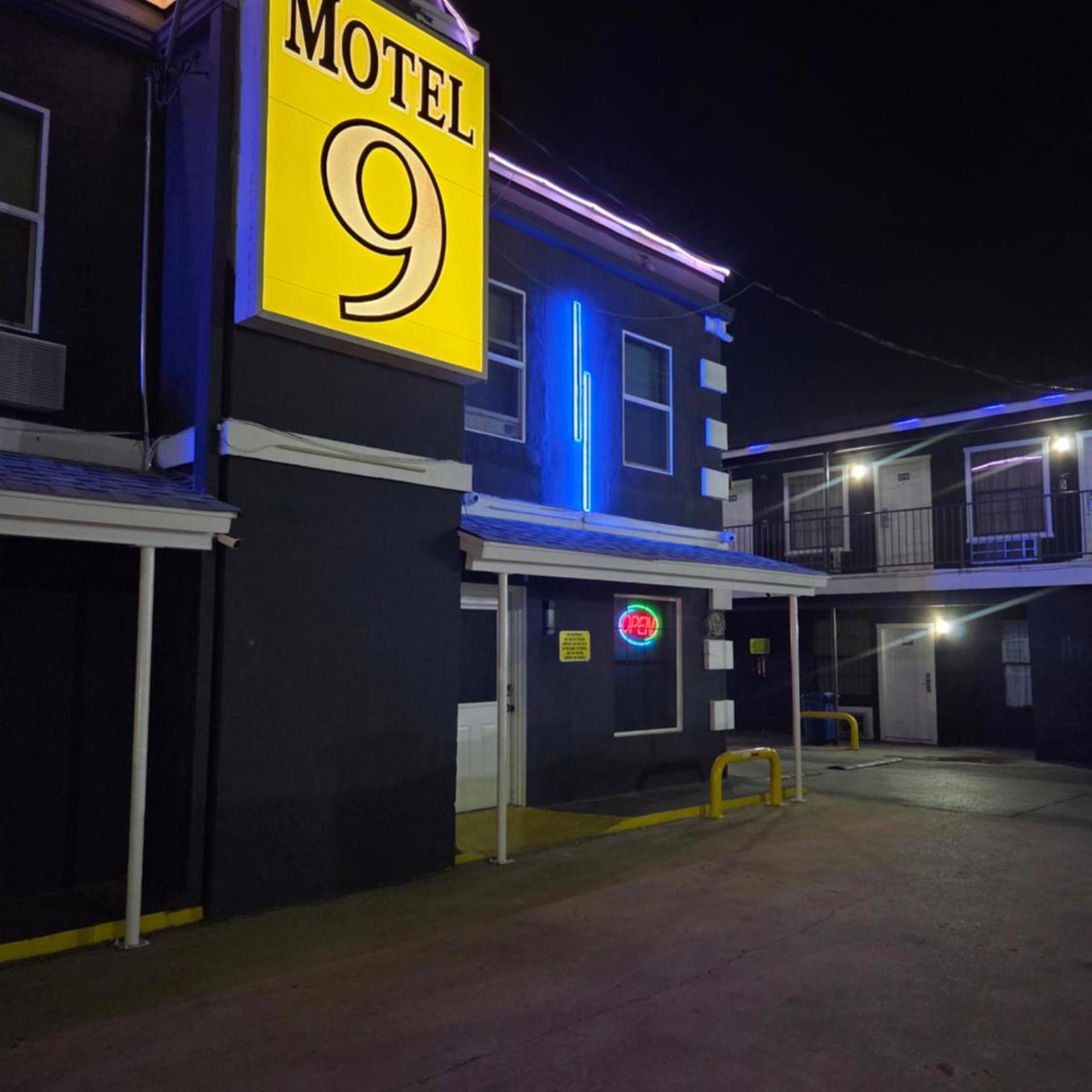 Motel 9 23/24