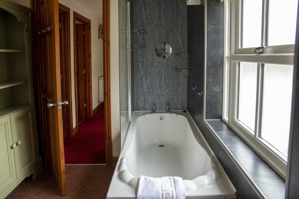 The Knighton Hotel by Payman Club 50/50