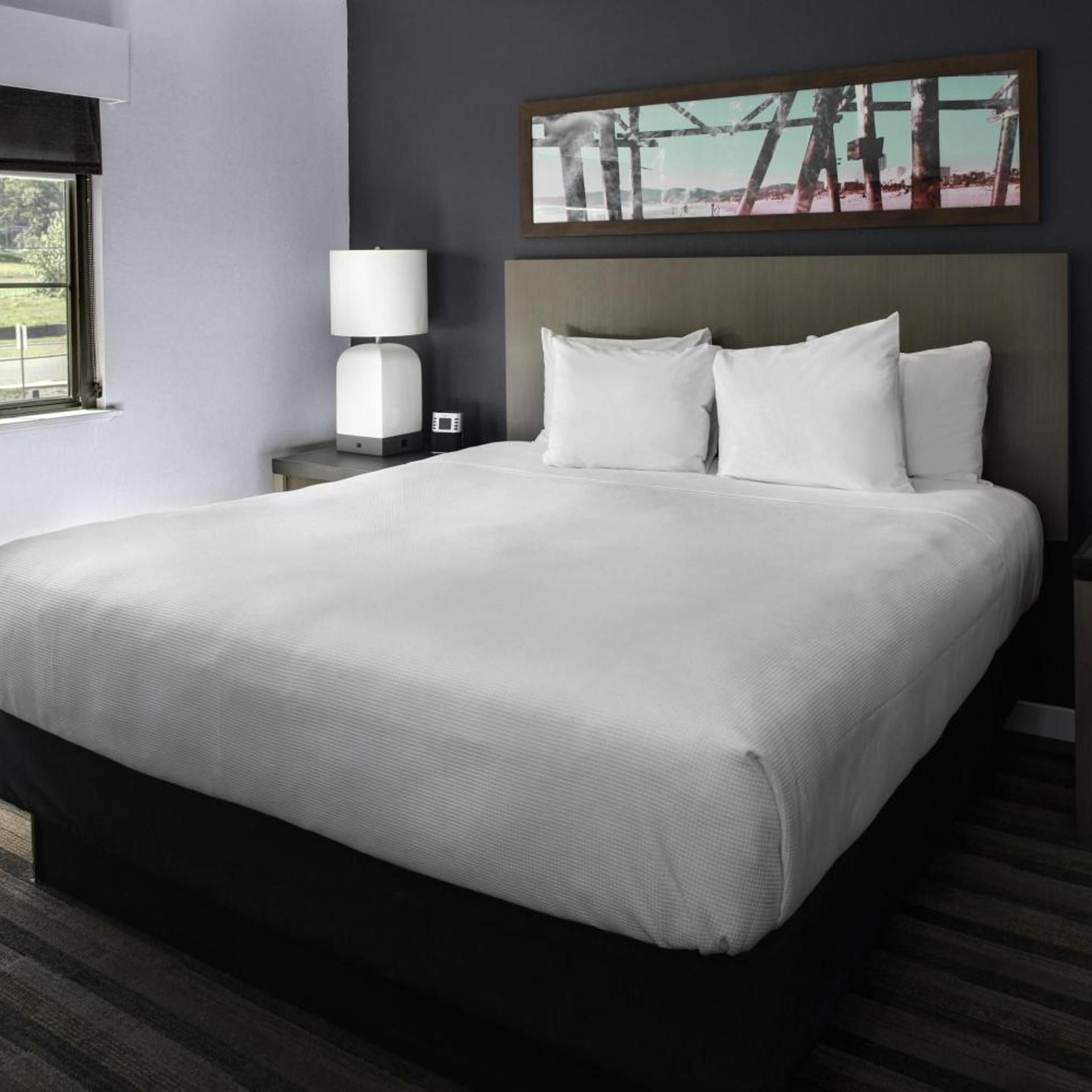 غرفة بسرير كوين لذوي الإعاقة
