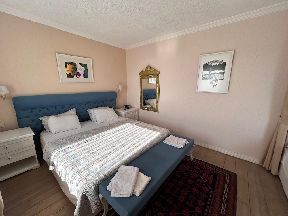 Aeneas Hotel 8/50