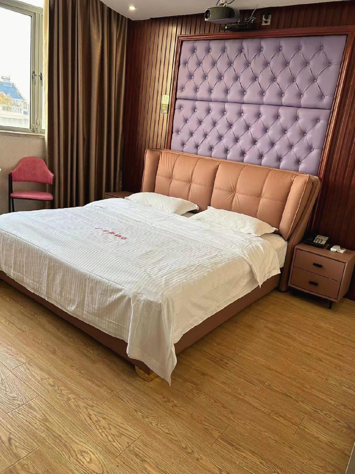 ROOM, DOUBLE BED