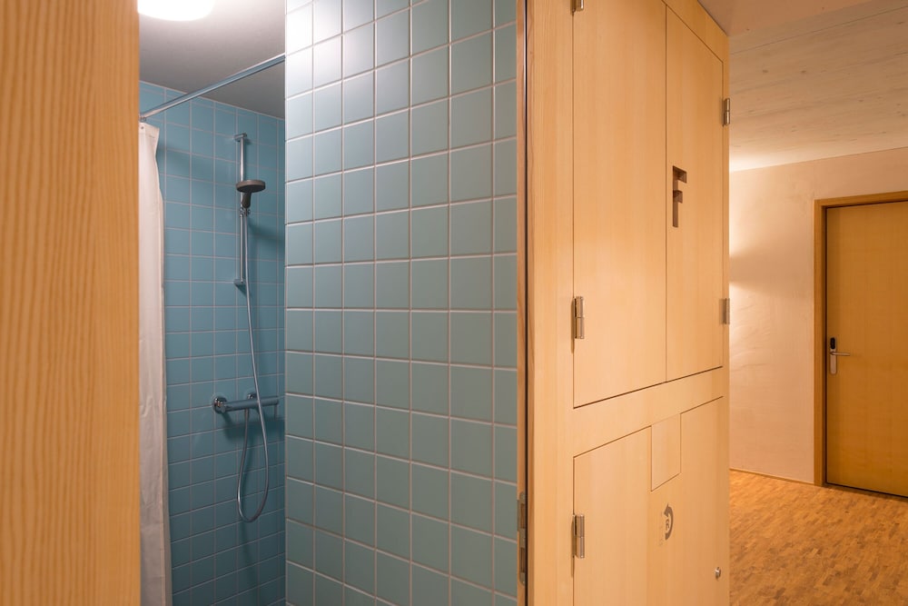 Saanen Gstaad Youth Hostel 40/41