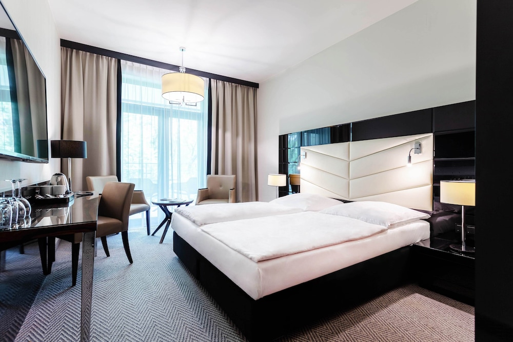 ROOM, SINGLE