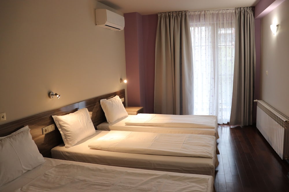 Roots Hotel And Wine Bar 22/70