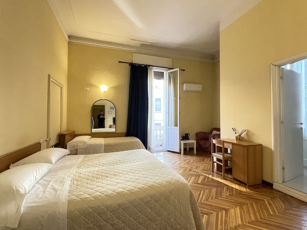 ROOM, TWIN BEDS, SHARED BATHROOM