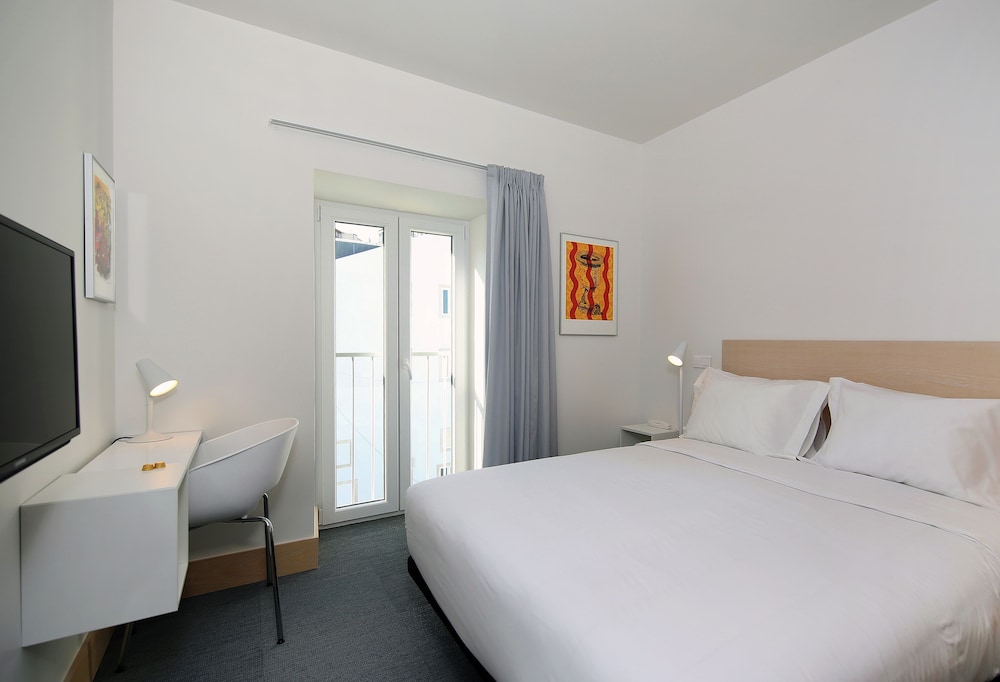 SUPERIOR, DOUBLE OR TWIN BED