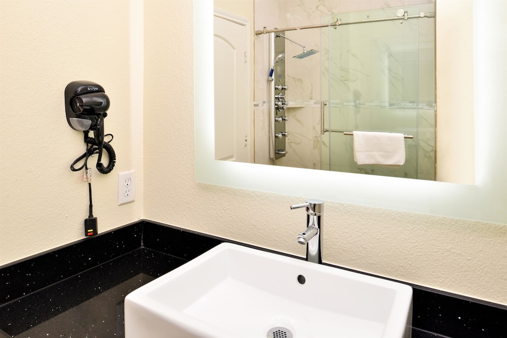 Americas Best Value Inn & Suites Spring Houston N 13/22