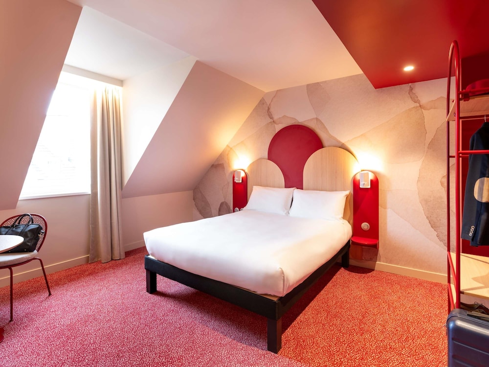 STANDARD, QUEEN BED