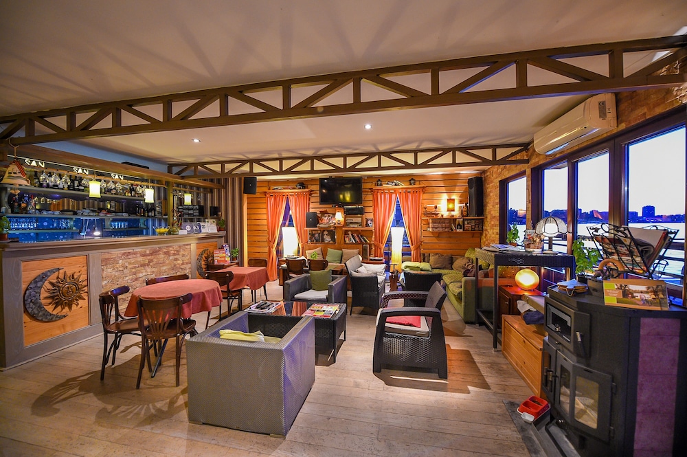 San Art Floating Hostel&Apartments 19/28