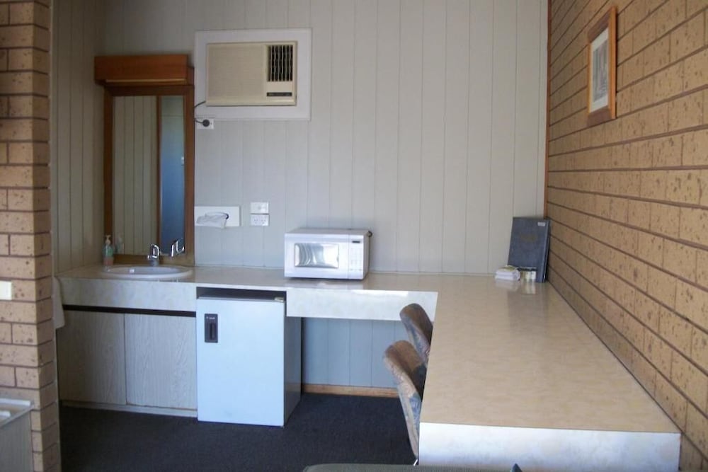 COUNTRY HOME MOTOR INN 1/28