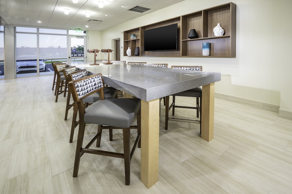 Holiday Inn Express & Suites Fort Myers Airport 41/54