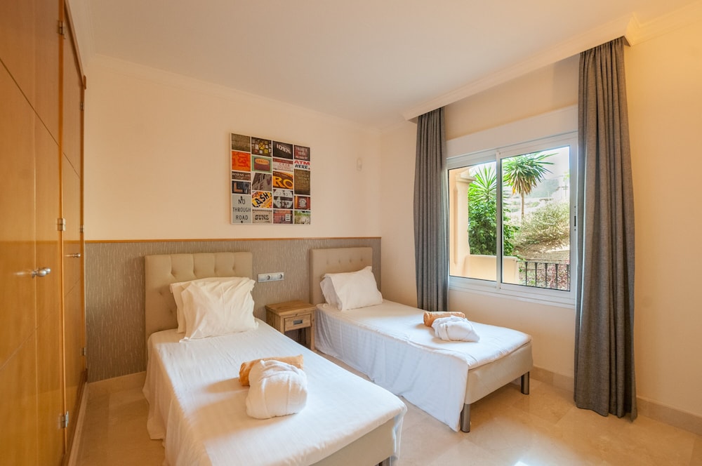 2 BEDROOMS, APARTMENT, QUEEN AND TWIN BEDS