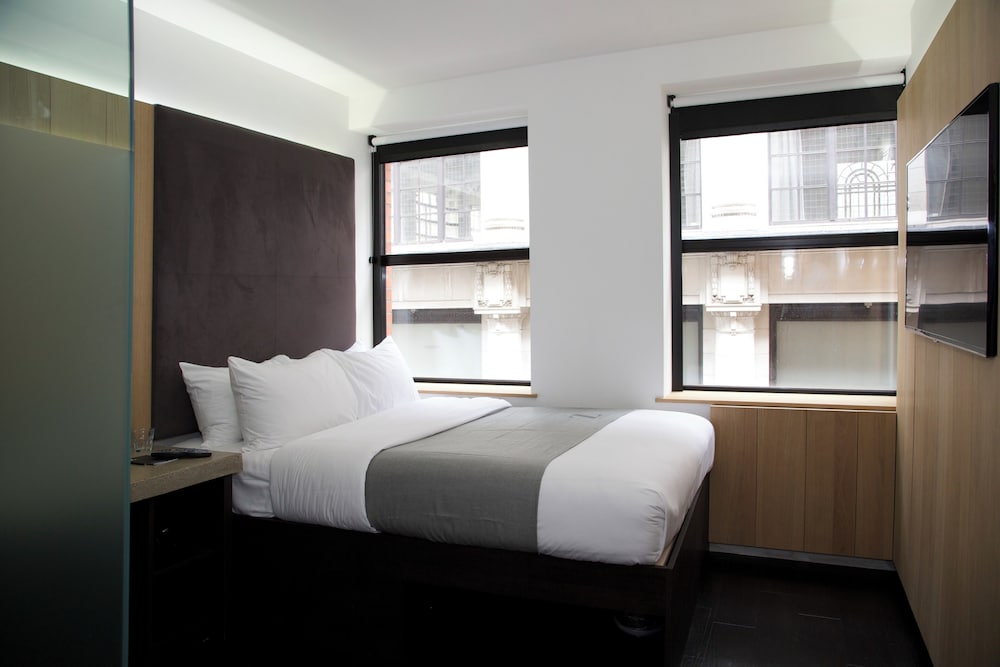 ROOM, QUEEN BED