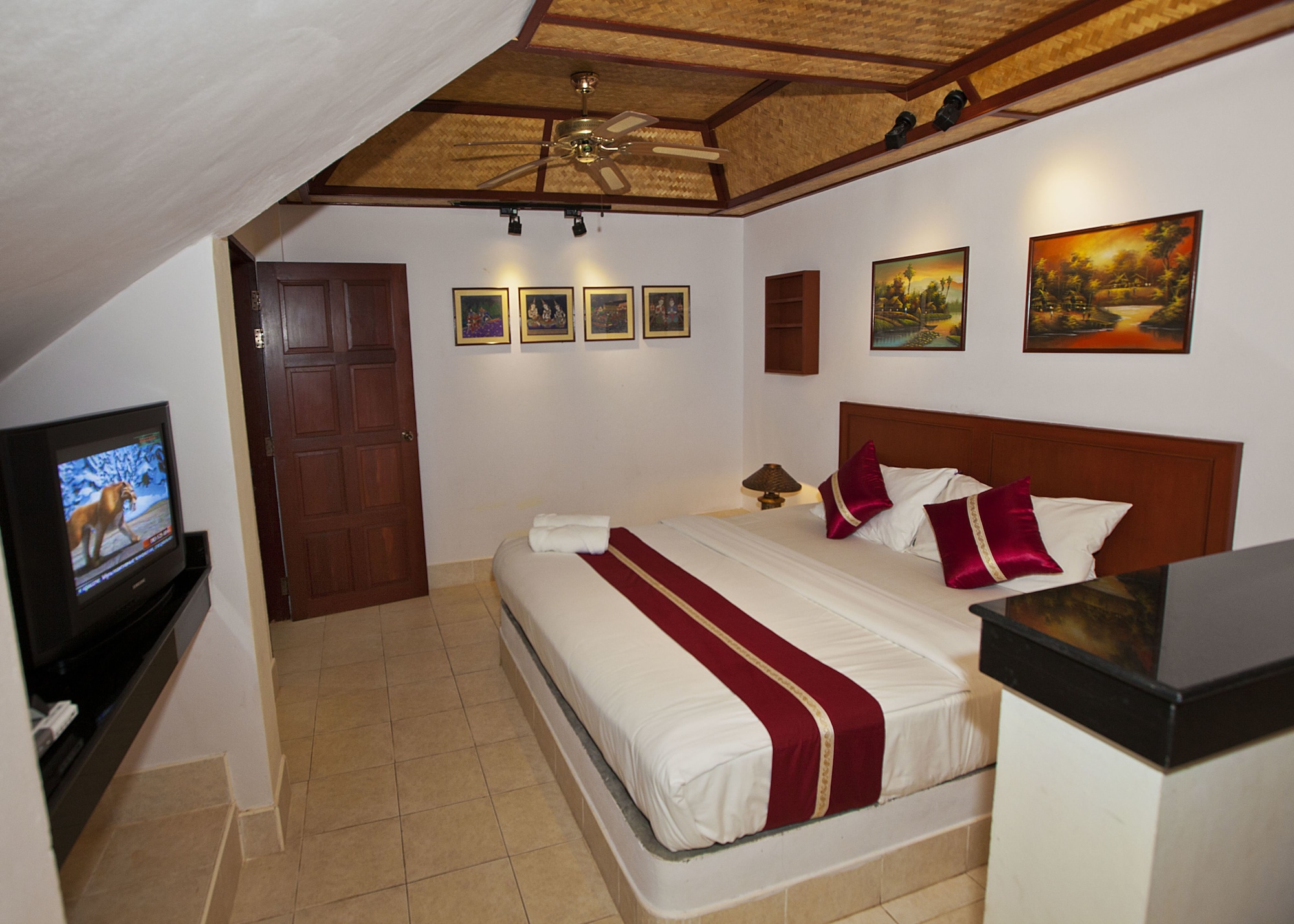 2 BEDROOMS, SUITE