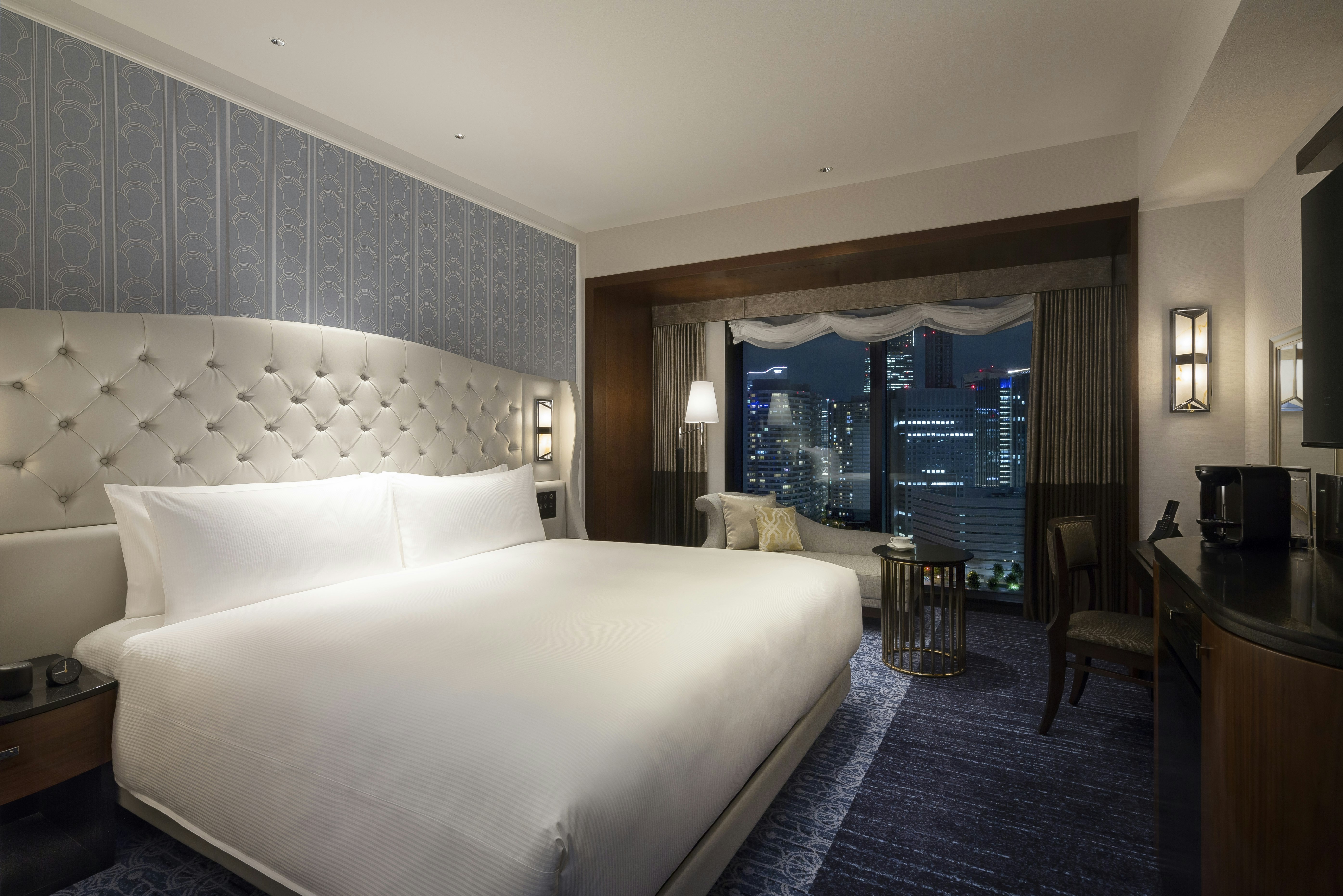 DELUXE, KING BED, HIGH FLOOR