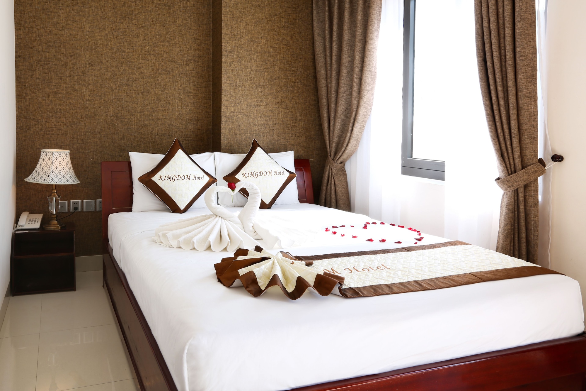 DELUXE, QUEEN BED