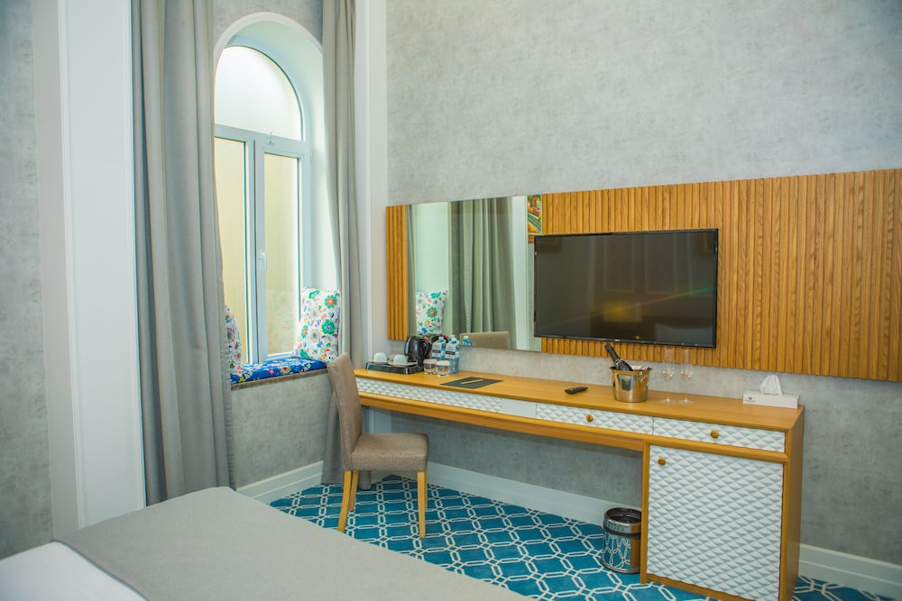 Promenade Hotel 40/50