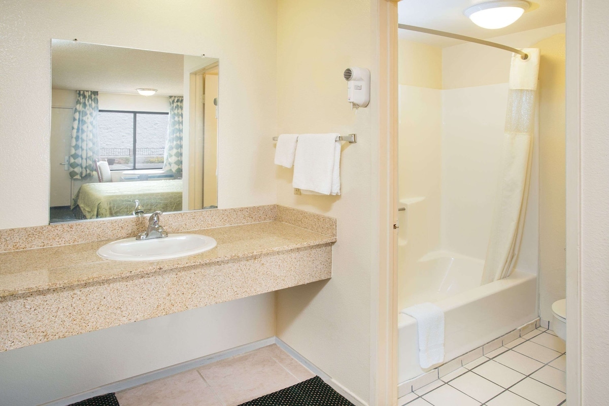 غرفة بسرير كينج، Travelodge by Wyndham Indio 2/2