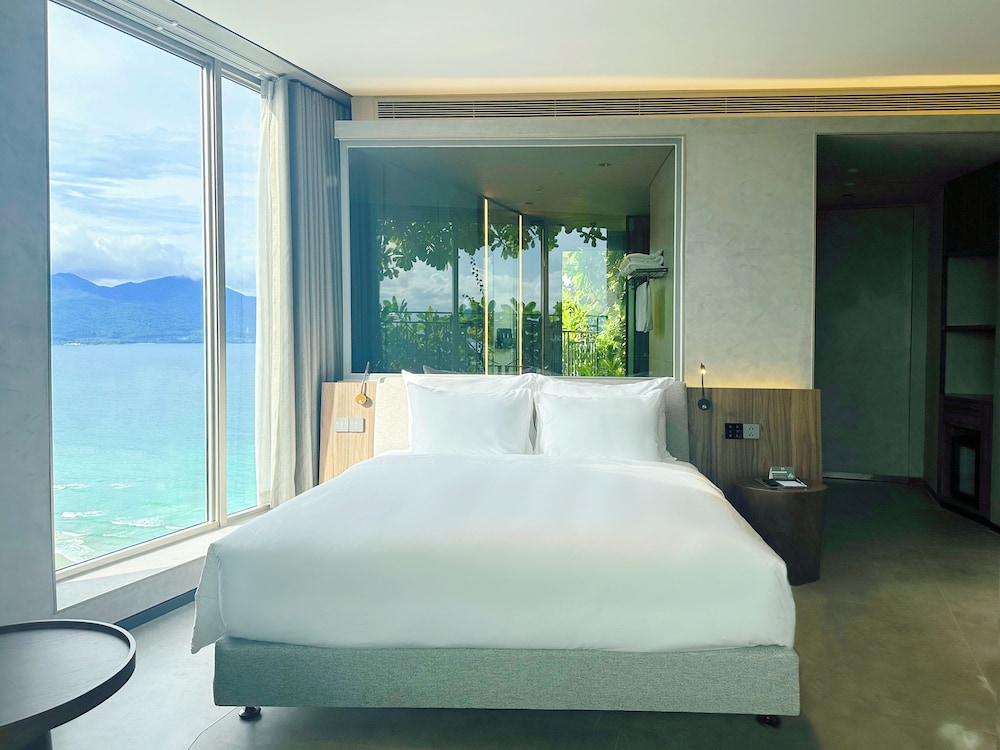 Deluxe, King Bed, Partial Sea View, Bathtub, M Hotel Danang 3/5