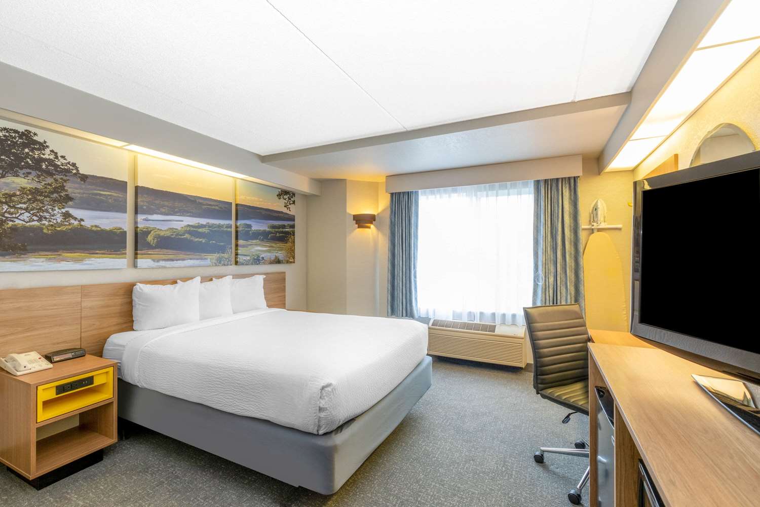 Days Inn by Wyndham Eagan Minnesota Near Mall of America 6/26
