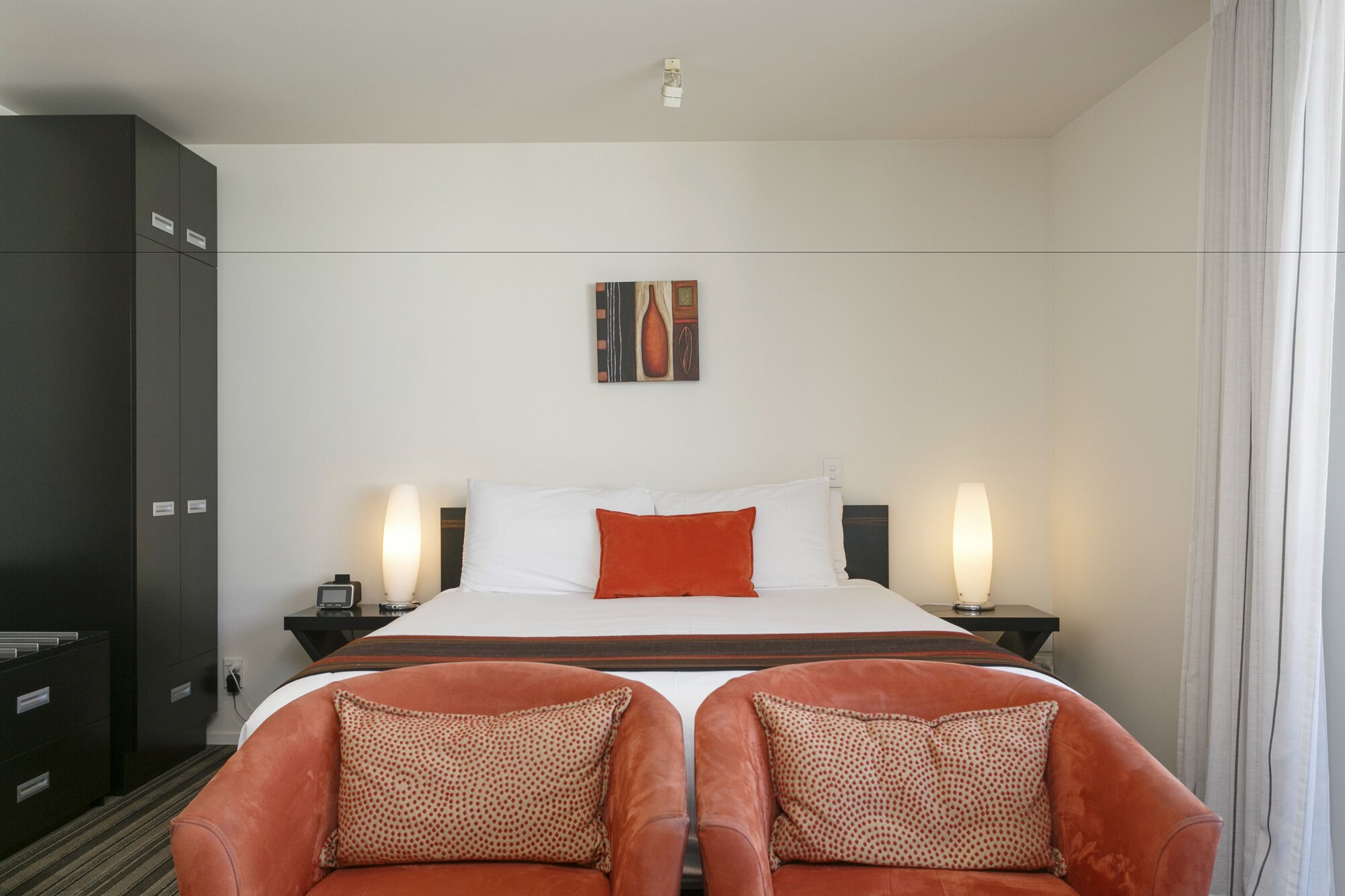 STUDIO, QUEEN BED